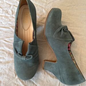 Dark aqua suede pumps